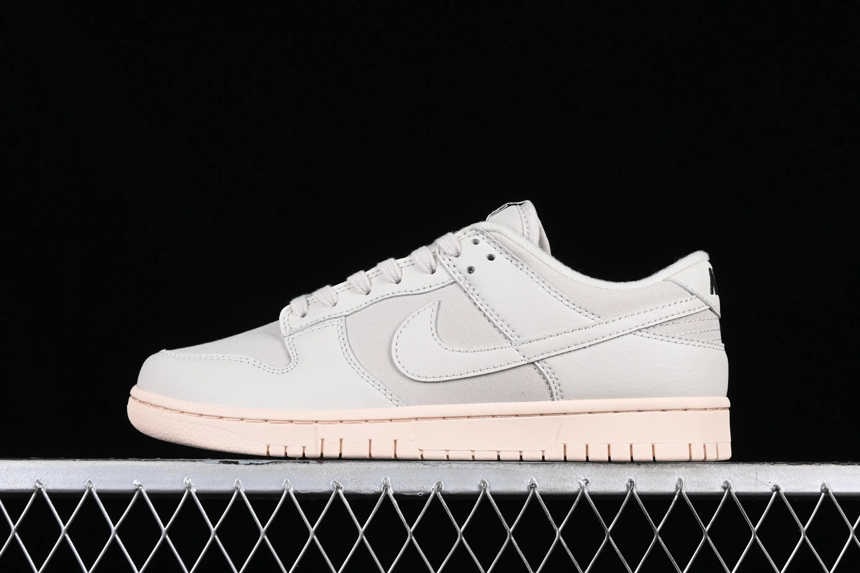 All Categories Nk SB Dunk Series Nk SB Dunk Low Low-top sneakers Nk Dunk Low "Light Orewood Brown" ​Light brown canvas SB low-top sports and leisure sneakers DZ2538-100